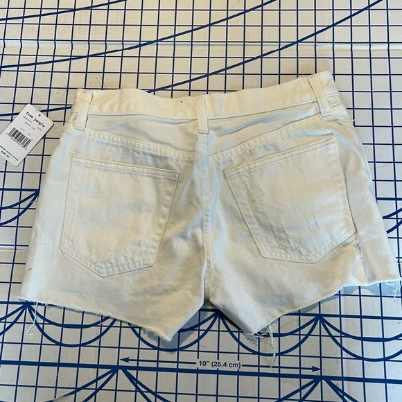 NWT FREE PEOPLE WHITE OUT DENIM CUTOFF SHORTS WHITE SZ 26 BUTTON FLY DISTRESSING - Picture 2 of 6